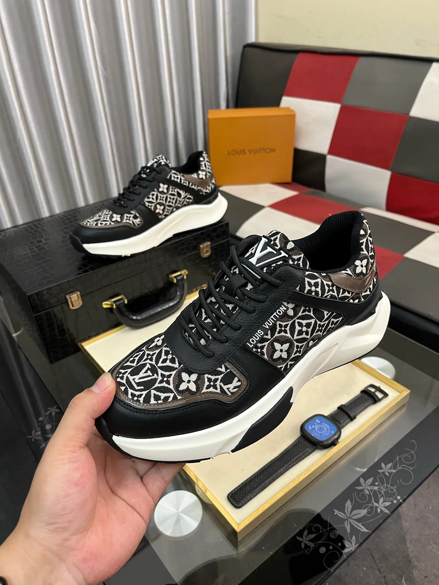 Men's shoes 💰458⌚️⌚️【LOUlS VUlTTON】Louis Vuitton ~ unique and casual style. LV counter purchasing 🏃casual shoes😍😍 are on sale at the men's counter at the same time. Italian imported brands select top-layer Italian cowhide. 🐑Sheepskin lining (refuses to discolor and grind feet) Sole: Original sole specially provided by the original factory 🎬Better in kind Code number: 38-444⃣️Color selection